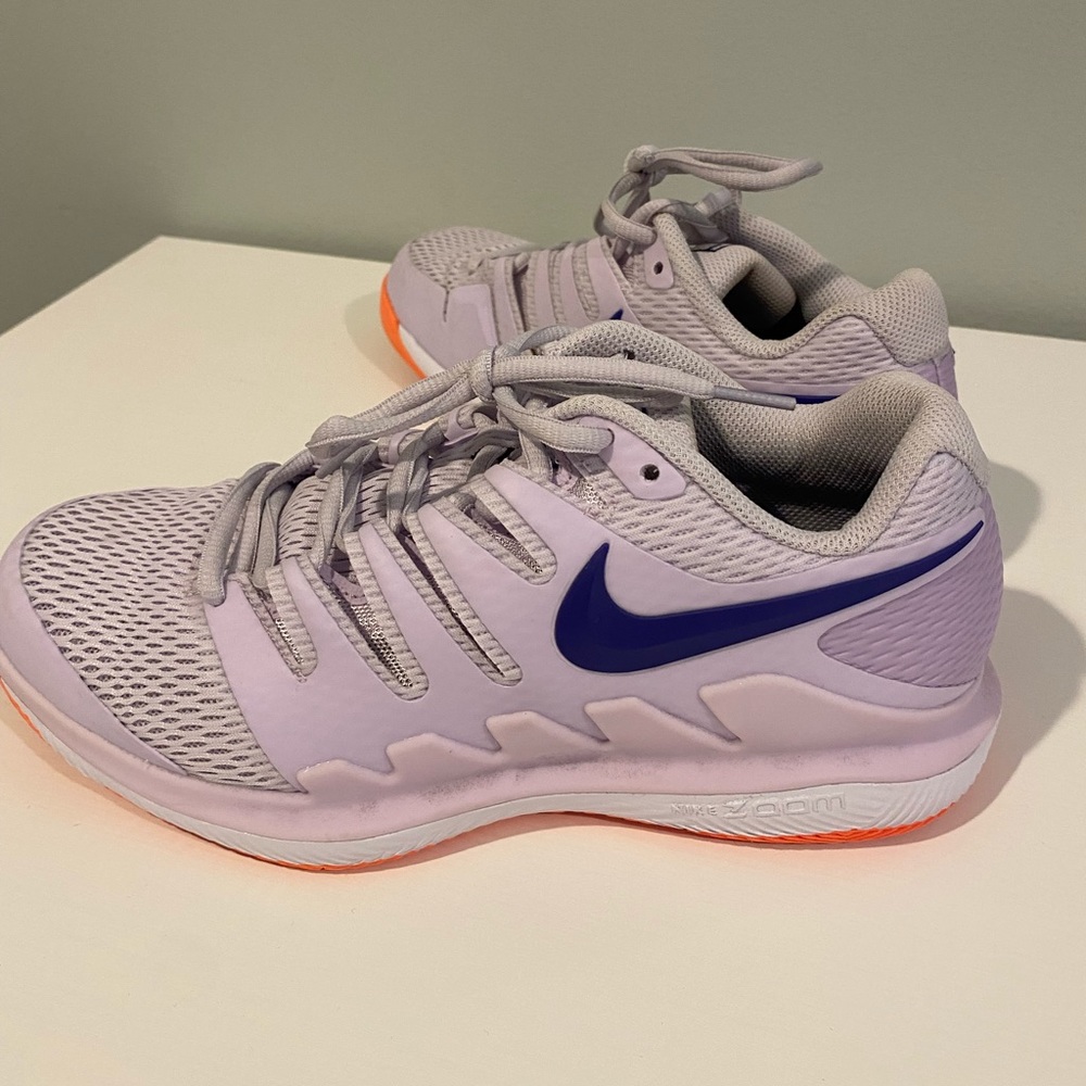 Women’s Nike Vapor Zoom tennis shoe size 8-like brand new, worn twice